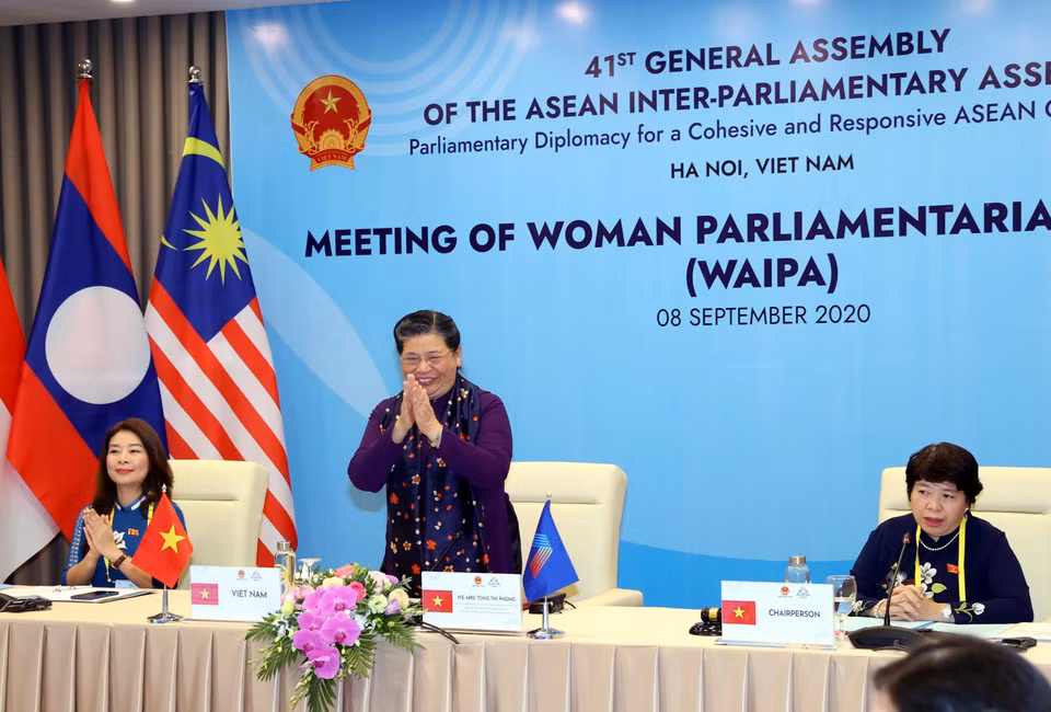越南国会常务副主席、AIPA 41委员会主任丛氏放主持东盟议会联盟女议员（WAIPA）会议。来自东盟各成员国的女议员代表团出席会议。越通社记者 仲德 摄