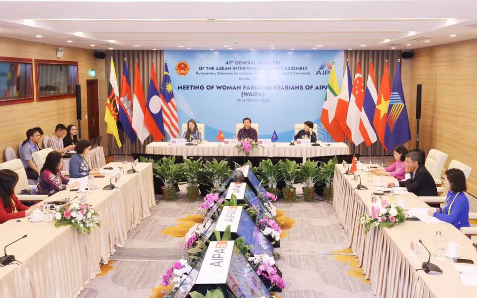 越南国会常务副主席、AIPA 41委员会主任丛氏放主持东盟议会联盟女议员（WAIPA）会议。来自东盟各成员国的女议员代表团出席会议。越通社记者 仲德 摄