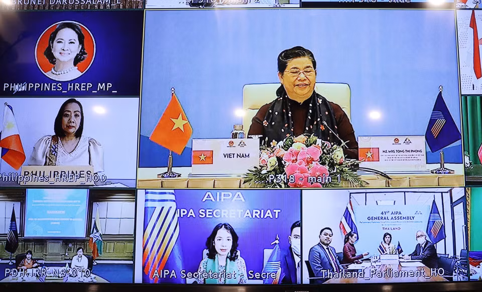 来自东盟各成员国的女议员代表团出席会议。越通社 记者仲德 摄