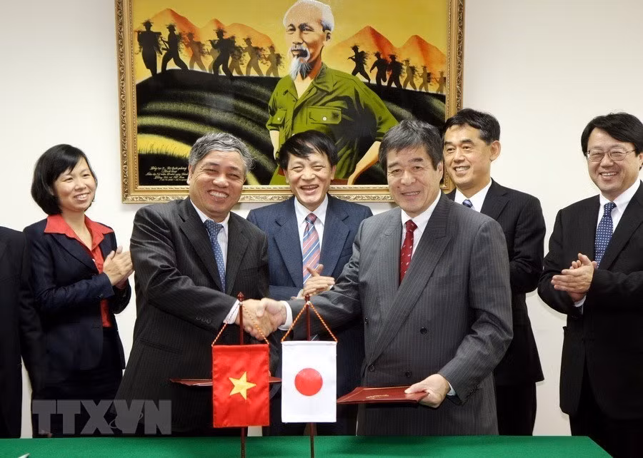 2010年11月22日在河内，越通社社长陈梅响与日本共同社高级代表团举行工作会议。越通社记者 阮民 摄