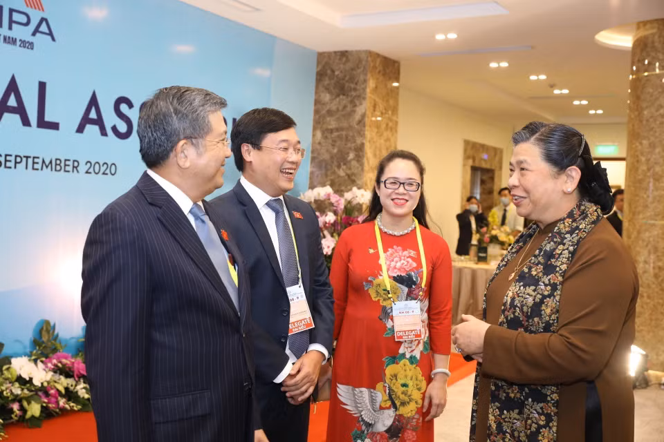 越南国会常务副主席、AIPA 41组委会主任丛氏放与出席AIPA的越南年轻议员小组代表亲切交谈。图自越通社