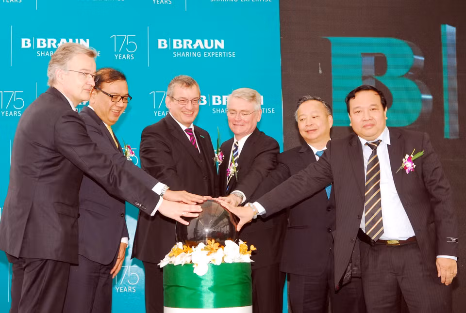 目前，德国300多家企业正在对越南进行投资，在河内累计在有效期的外资项目达70个；注册资金1.129亿美元。越通社记者 名岚 摄