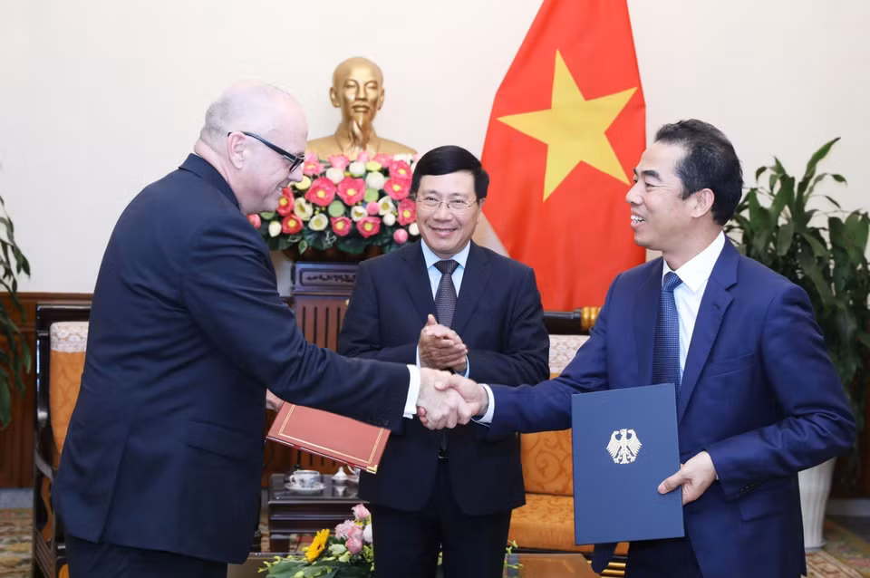2019年12月5日，越南政府副总理兼外长范平明见证外交副部长苏英勇与德国外交部国务秘书米歇尔利斯互换两国行动计划。越通社记者 林庆 摄