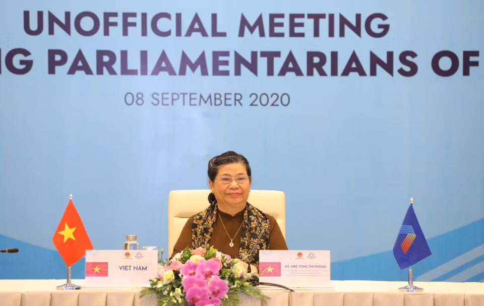 越南国会常务副主席、AIPA 41组委会主任丛氏放主持题为“AIPA年轻议员在东盟共同体建成进程中的参与”的AIPA年轻议员非正式会议。图自越通社