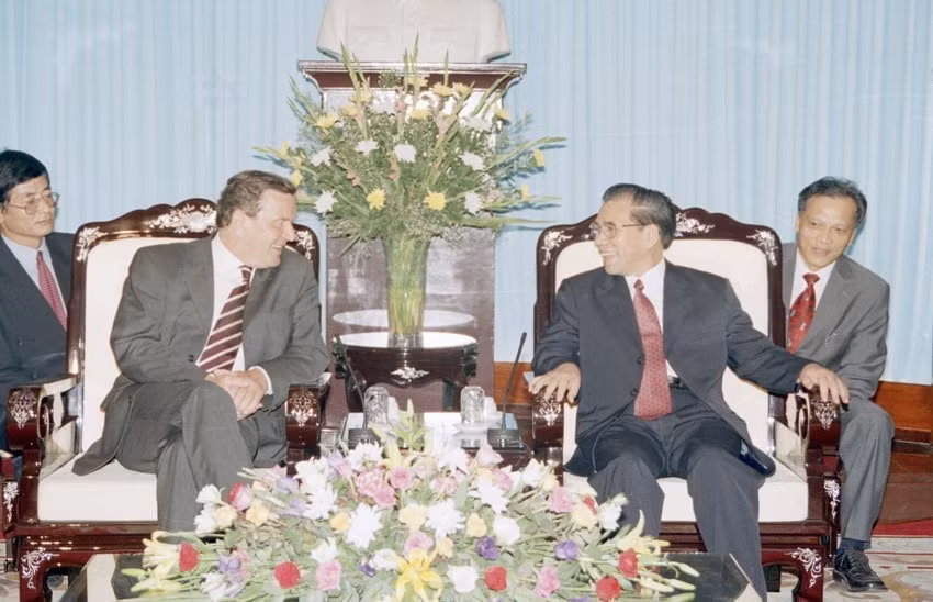 越共中央总书记农德孟会见从2003年5月14日至15日对越南进行正式访问的德国总理格哈德•施罗德(Gerhard Schröder)。越通社记者 颜创 摄
