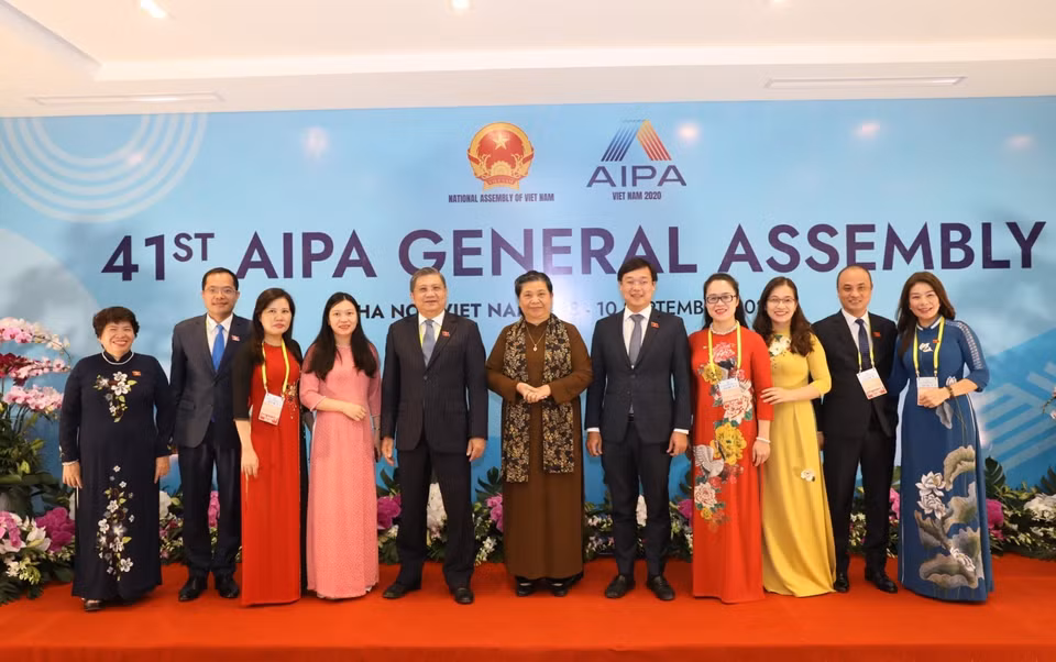 会议上，AIPA成员表决通过有关东盟议会联盟大会年轻议员在东盟共同体建设进程中的参与的决议草案。图自越通社