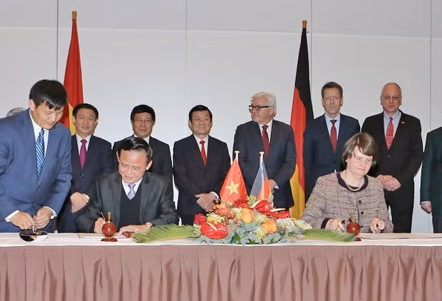 越南国家主席张晋创在2015年访问德国期间见证了越德两国林业领域合作备忘录的签署仪式。越通社记者 阮康 摄