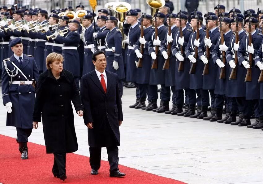 从2014年10月14日至15日，越南政府总理阮晋勇对德国进行正式访问。图中：阮晋勇总理与德国总理安格拉•默克尔检阅仪仗队。越通社记者 德八 摄