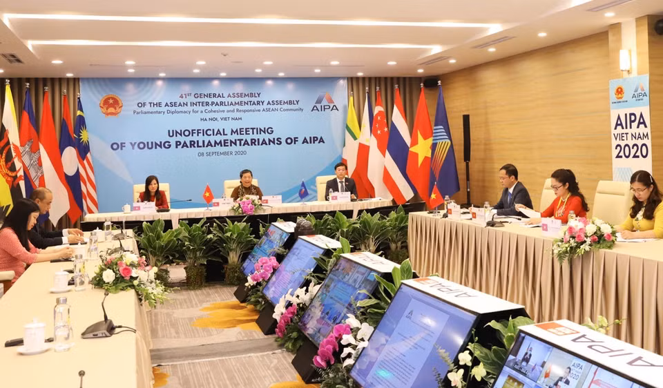 越南国会常务副主席、AIPA 41组委会主任丛氏放主持题为“AIPA年轻议员在东盟共同体建成进程中的参与”的AIPA年轻议员非正式会议。图自越通社