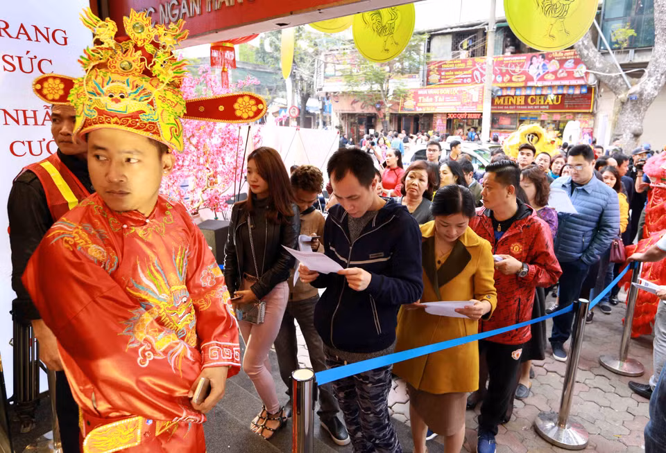 金店工作人员扮成财神，迎接上门购买黄金客户（图片来源：越通社）
