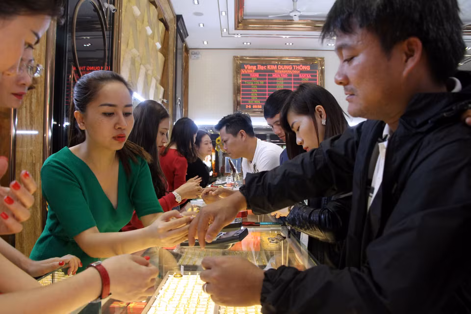 挑选黄金饰品的客人（图片来源：越通社）
