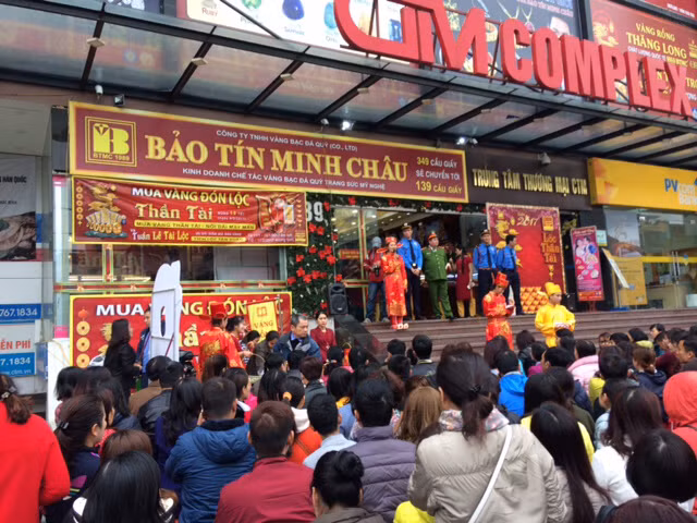 大排成龙等待入店购买黄金的客人（图片来源：越通社）