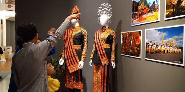 2020年东盟各国传统服饰展展示文莱、柬埔寨、印度尼西亚、老挝、马来西亚、缅甸、菲律宾、新加坡、泰国和越南等东盟十国传统服饰中的一部分。另外，有关各国美丽风景、传统文化、风土人情的图片也让观众更加了解东盟各国。图自 Vietnam+