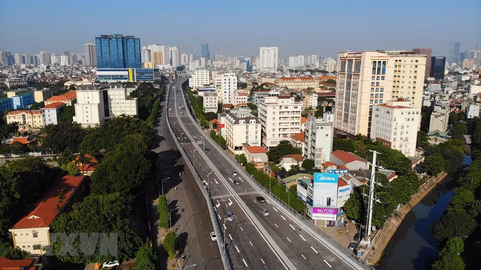 望十字路口—楚四字路口路段2号高架环路全景。越通社记者 名岚 摄
