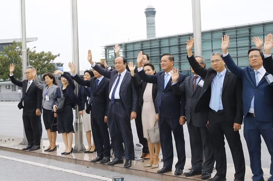 越南各部门行业领导挥手为日本代表团送行。图自越通社