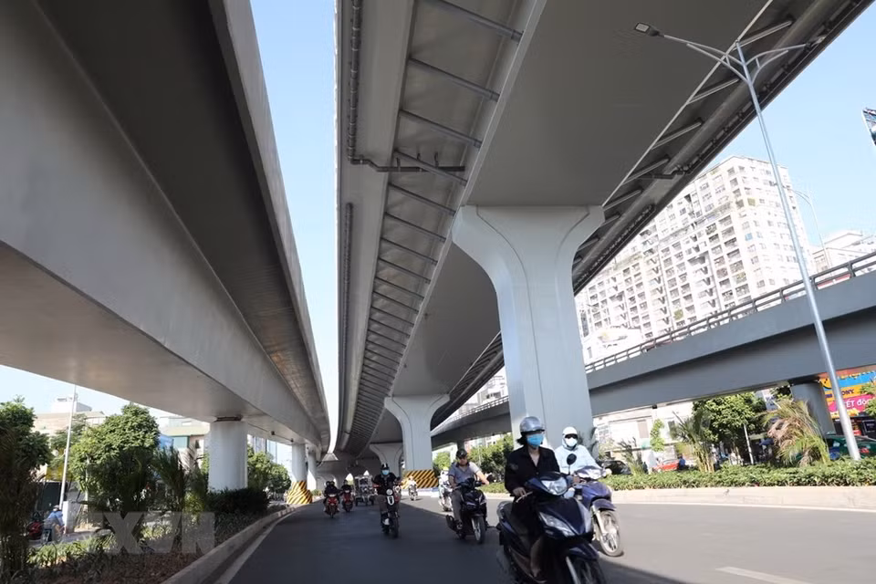 望十字路口—楚四字路口路段2号高架环路正式通车，2号环路交通更加畅通，有助于缓解交通拥堵现象。越通社记者 名岚 摄