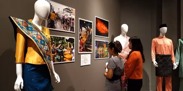东盟各国传统服饰展通过展示东盟各成员国的传统服饰向越南乃至各国观众介绍各国的文化习俗和风土人情，从而增进区域内各国人民之间的互相了解，助力提高东盟各国之间的经贸、投资与旅游合作层次与水平。此展不仅有助于推崇各国传统服饰价值，而且还有助于推崇东盟各国人民的文化和心灵之美。图自 Vietnam+
