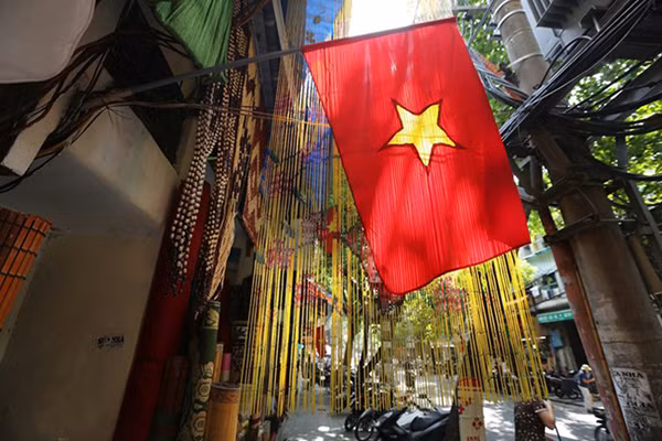 河内市一条街上的纯美上午。（图片来源：越南《人民报网》）