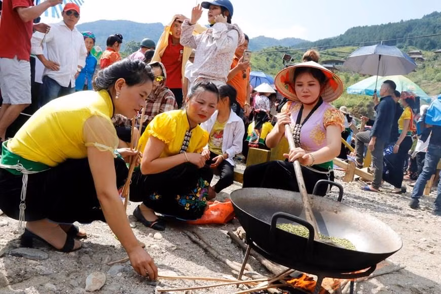脫粒完后就接着把鲜谷放在大铁锅里翻炒。这是一个难度相当高的技术环节，十分讲究火候。越通社记者 越勇 摄
