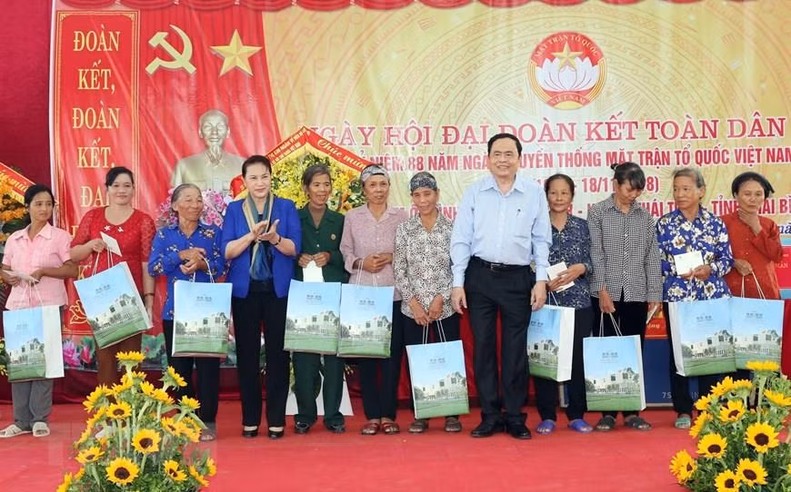 越南国会主席阮氏金银和越南祖国阵线中央委员会主席陈青敏2018年11月17日出席太平省太睡县睡程乡南乌程村的“全民大团结日”活动。越通社发