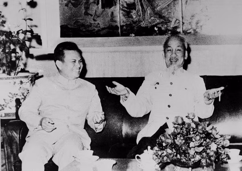 胡志明主席1966年会见对越进行友好访问的老挝人民革命党代表团团长凯山•丰威汉(Kaysone Phomvihane)。越通社发