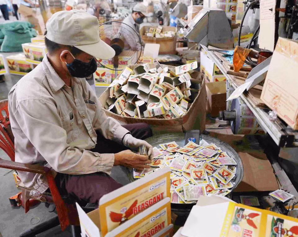越南向老挝出口的主要产品为汽油、钢铁、运输工具、钢铁制品、五谷产品等。越南是老挝第三大贸易伙伴，仅次于泰国和中国。图为越胜有限公司专门对农药和动物饲料加工和农业肥料经营，在国内市场上销售并和向老挝和柬埔寨出口。越通社发