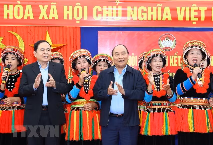 越南政府总理阮春福和越南祖国阵线中央委员会主席陈青敏2017年11月19日在北件省北件市农上乡新城村出席"全民大团结日"活动。越通社发