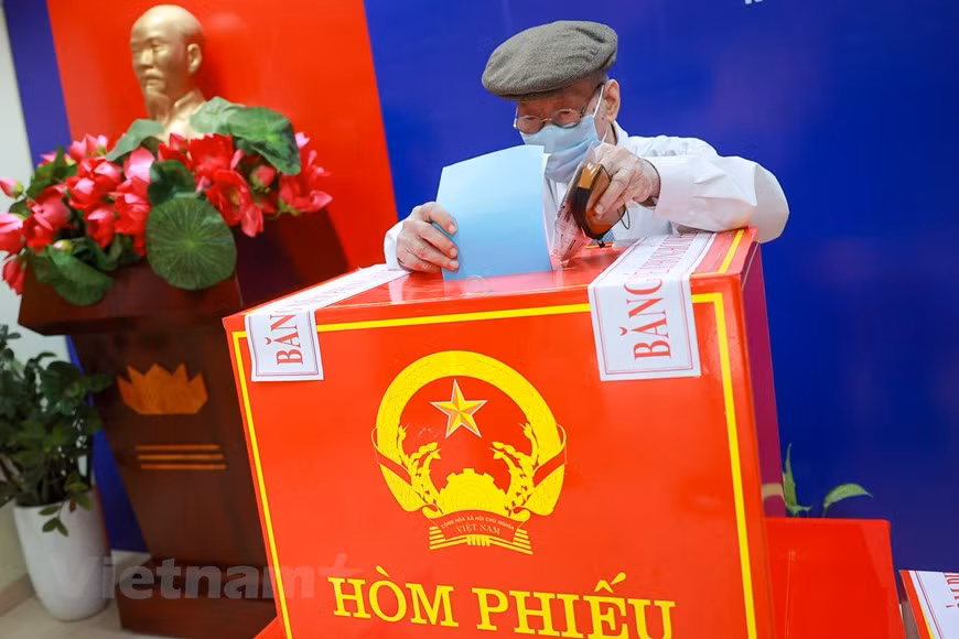 范文哥将信心和希望寄托在年轻一代身上，他认为年轻一代将是国家未来的主人翁，有责任选出才德兼备的人，进而推动国家前进。他时刻提醒他的孩子们要意识到他们对国家的责任。他告诉孩子们无论多忙，都要仔细研究行动计划，选出才德兼备的人，这是每个公民的责任和权利。图自Vietnam+
