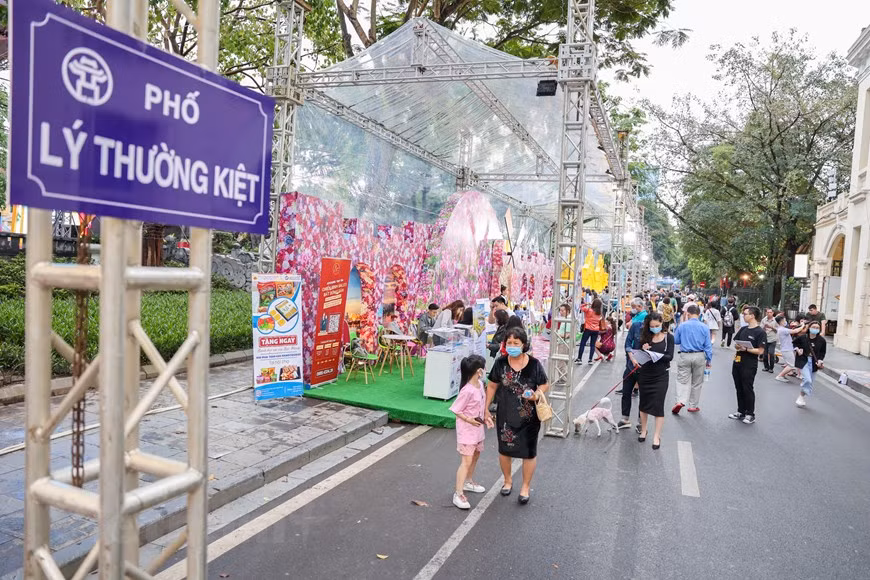 2021年河内旅游与美食文化节有助于推广河内旅游形象——一个安全、友善、优质和富有吸引力的目的地。该活动得到了全国众多省市和首都市民的积极响应，同时还为河内与各地方共同推广文化、美食和旅游搭建了良好桥梁。此次文化节由贸易促进、投资与旅游中心同河内旅游据联合开展。图自Vietnam+