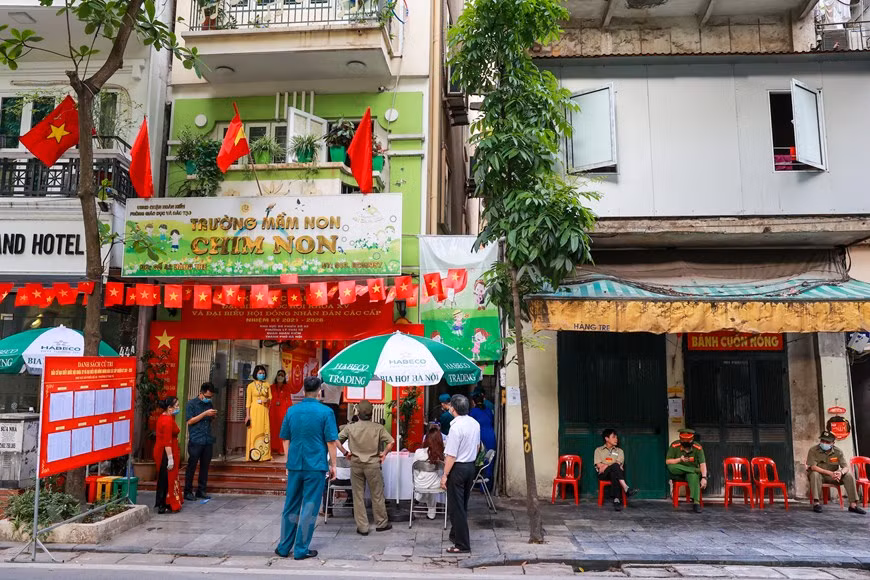 选民范文哥的投票站设在竹行街42号的“小鸟”幼儿园，离他家不远。 河内市还剑郡李太祖坊代表透露，该选取共有5个投票站。范文哥先生是河内市各投票站最早投票的选民之一。 尽管年纪大，范文哥先生自 1946 年以来从未错过全国大选日。图自Vietnam+