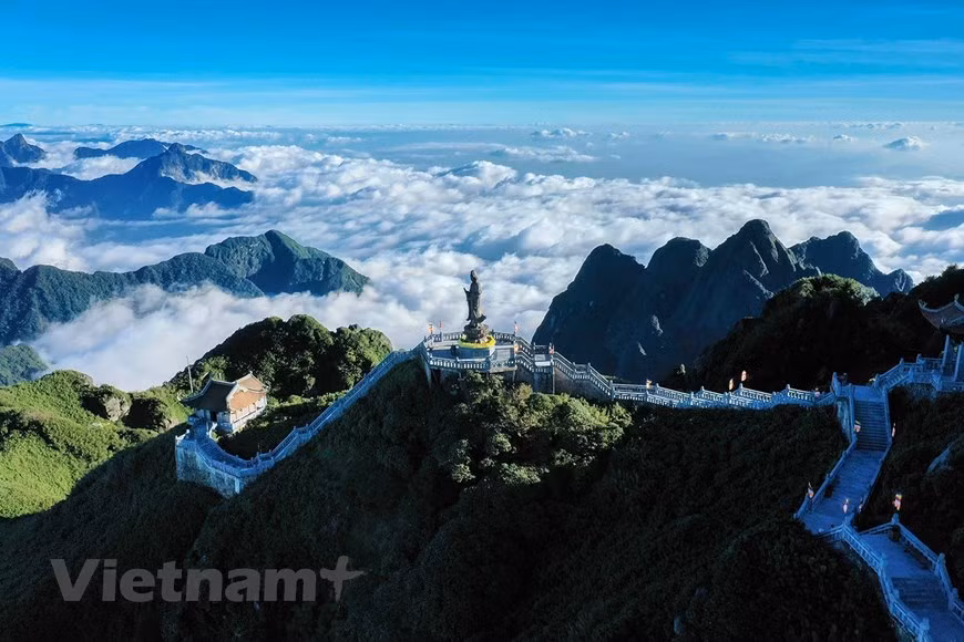 登顶，站在山脚下，仰望雄伟山峰，群峰巍峨，乱石穿空，树高林深，白云游荡在山腰，雨还是淅淅沥沥的打在身上，淡淡的薄雾把番西邦山上上下下包裹得越发厚重，崔嵬。近年来，由于有了缆车，到达番西邦山顶变得更加容易。正因为如此，每到“猎云”季节，都会有四面八方游客涌向这里以捕捉生活中难得的时刻。图自Vietnam+