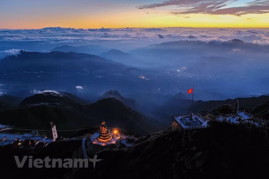 在越南，尤其是西北山区，有很多美丽的猎云之地，但能够给我们带来最彻底的生命享受的还是番西邦峰的猎云之旅。越南测量、地图与地理信息局2019年6月26日在河内市举行的新闻发布会上公布越南番西邦最高峰海拔3147.3米，比于1909年法国人所测量番西邦峰最高峰海拔3143米高4多米。图自Vietnam+
