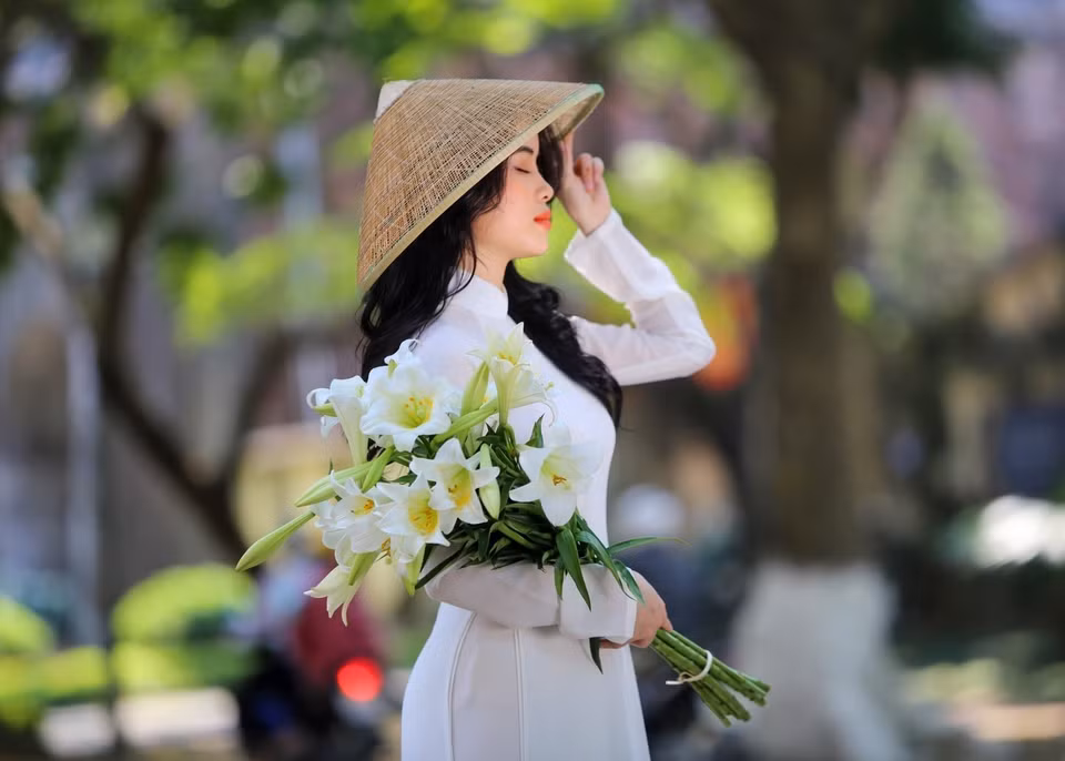 许多年轻人趁着百合花盛开的季节拍摄留念。图自越通社