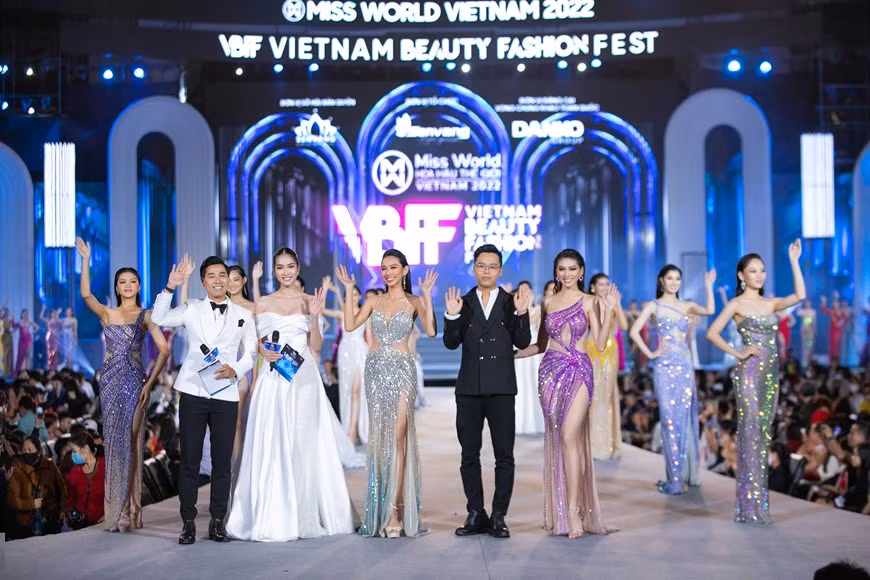 在古典浪漫的空间里，时尚晚会留下甜蜜的回味，洋溢着女性绚丽。 图自越通社