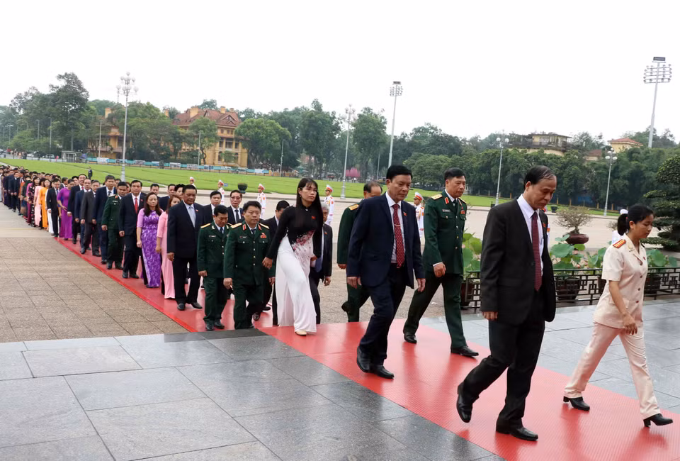 出席第十四届国会第七次会议的各位国会代表拜谒胡志明主席陵墓。越通社记者杨江 摄 
