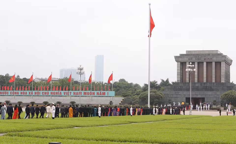 出席第十四届国会第七次会议的各位国会代表拜谒胡志明主席陵墓。越通社记者杨江 摄 