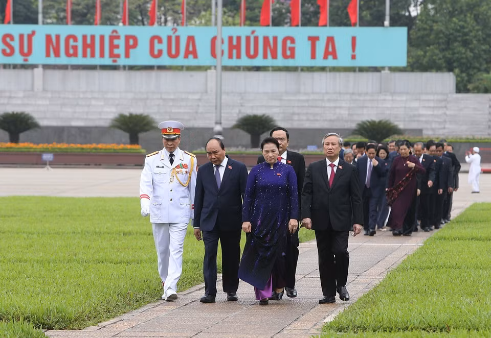 出席第十四届国会第七次会议的各位国会代表拜谒胡志明主席陵墓。越通社记者杨江 摄 