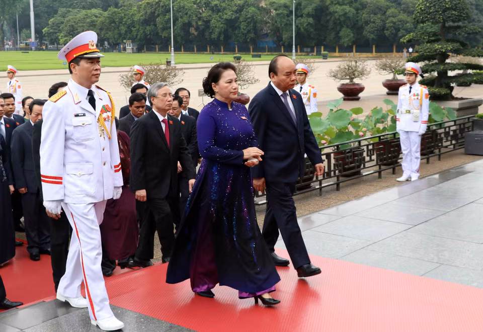 出席第十四届国会第七次会议的各位国会代表拜谒胡志明主席陵墓。越通社记者杨江 摄 