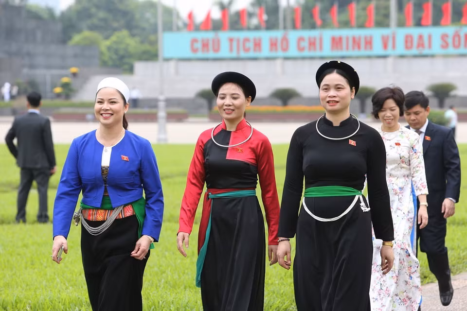 出席第十四届国会第七次会议的各位国会代表拜谒胡志明主席陵墓。越通社记者杨江 摄 