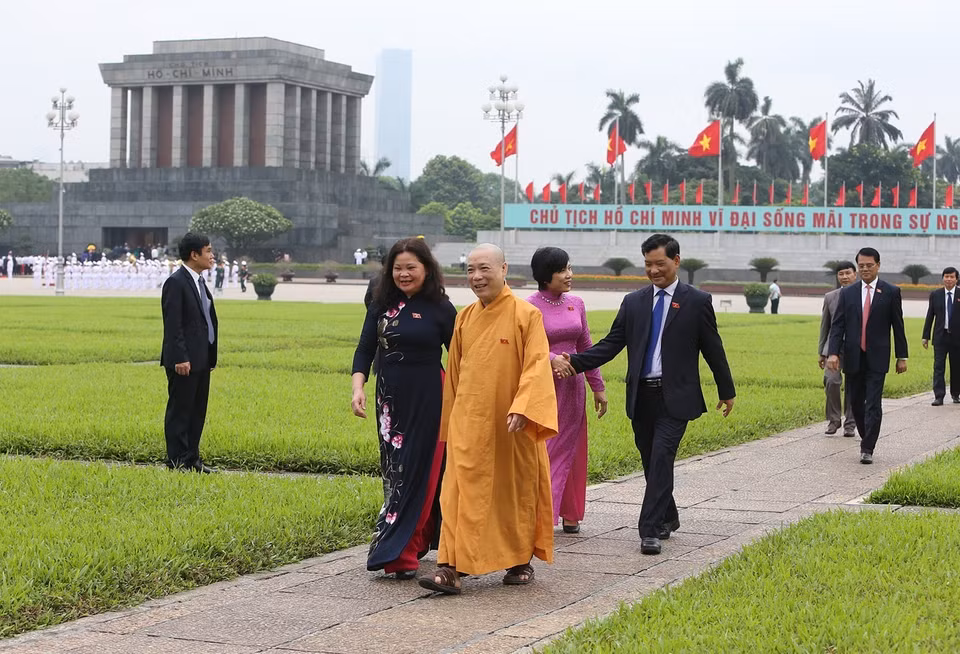 出席第十四届国会第七次会议的各位国会代表拜谒胡志明主席陵墓。越通社记者杨江 摄 