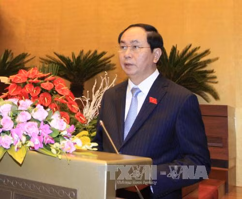  国家主席陈大光在会议上宣读免去政府总理职务的程文。