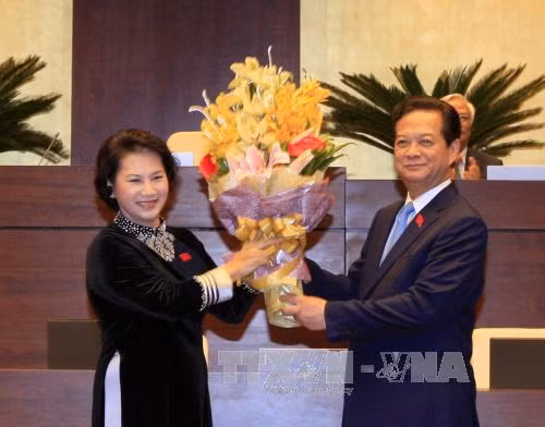  国会主席阮氏金银向阮晋勇赠送鲜花。