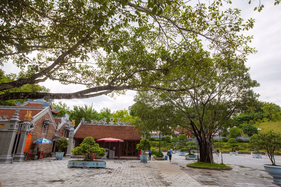 该庙建筑极具特色，蔚为壮观，其形如三字，包括下庙、中庙和上庙，势成鼎足。从山脚下拾级而上，来到上庙的三门。除了烧香求安外，游客还可以居高临下观赏蓝天下拜子龙湾的一座座大小岛屿的千姿百态。很少寺庙能有这样雄伟壮观的美景。图自VIETNAM+