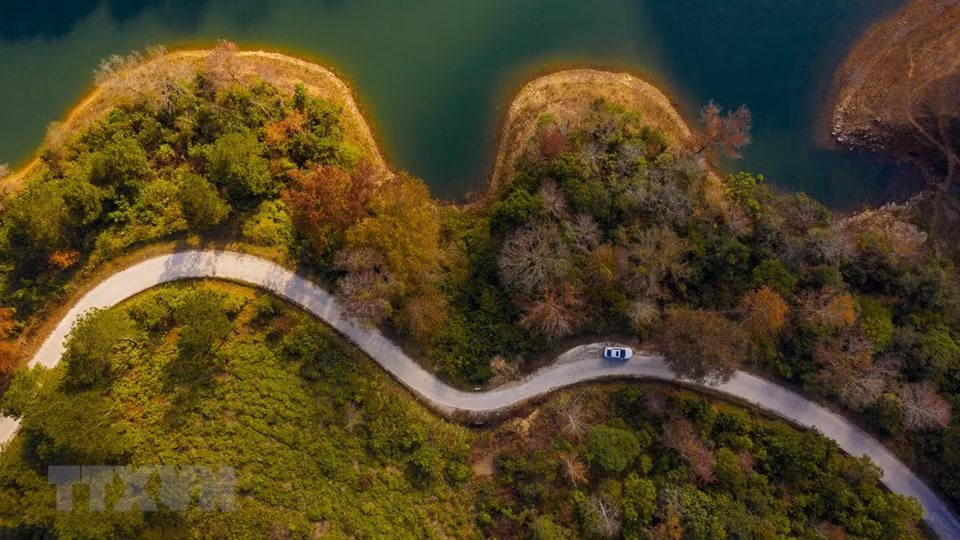 尽管是山区地形， 但高平省有很多湖泊。进入冬天，明镜一样的水面在阳光下清晰地反映出树木的倒影，勾勒出一幅安逸的美景。