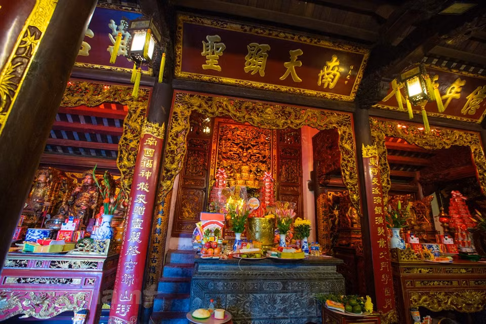 翁门庙会是一项宝贵的遗产，展现当地社区的形成和发展过程，向人们教育道义、情感、美俗和渴望。该庙会是连接过去与现在的桥梁，巩固凝聚力和对祖国、家乡之爱，激发民族自豪感，同时，也体现东北沿海地区居民的审美观与精神价值。图自VIETNAM+