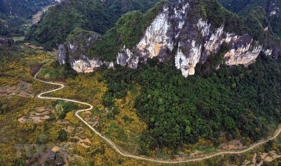 通往重庆县板曰湖的道路。图自：越通社