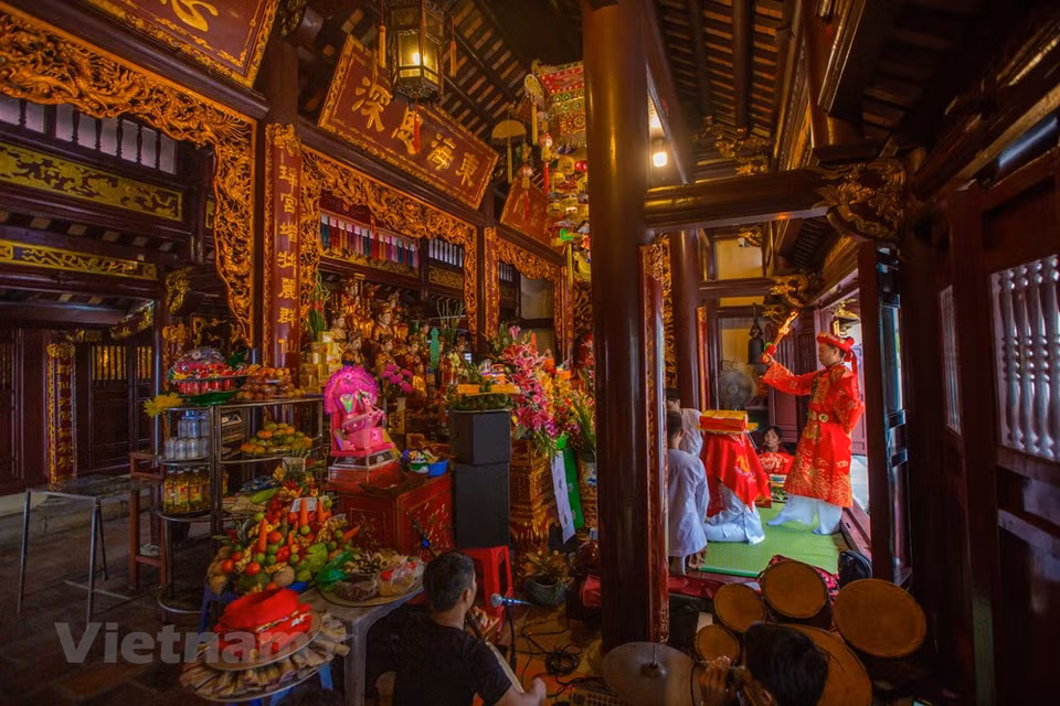 广宁省翁门祠每年吸引众多四面八方游客前来烧香拜佛、参观游览。这里的美景给游客们留下非常深刻的印象。每年都有成千上万游客来这里上香缅怀兴让大王陈国颡的丰功伟绩，铭记他捍卫祖国北方疆土的功勋。最重要的是祈求越南民族健康幸福、国泰民安。图自VIETNAM+