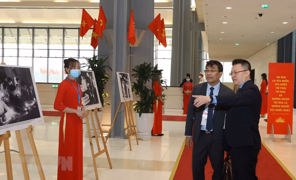越南通讯社领导介绍越通社在大会上所展示的资料图。图自越通社