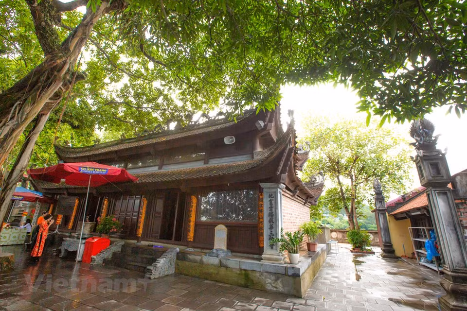 恢复举办二十多年来，翁门庙会不仅为年轻一代回顾前辈打败侵略者的斗争传统搭建平台，而且还是国内外游客和侨胞感受该遗迹的神圣文化空间的良好机会。这有助于发挥越南人民悠久的民族文化特色，在游客心中树立锦普市的美好形象。图自VIETNAM+
