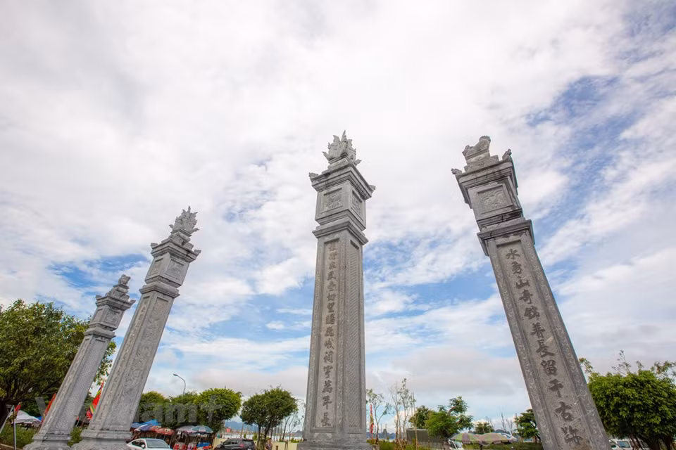翁门祠的祠神主为兴让大王陈国磉，配合供奉兴道大王陈国俊和他家属以及各位将领。翁门祠于1989年被列入国家级历史文化遗迹名录。该文化空间是翁门祠庙会举办的地方，并于2016年被列入国家级非物质文化遗产名录。2017年12月25日，翁门祠被政府总理公认为国家级特殊历史遗迹。图自VIETNAM+